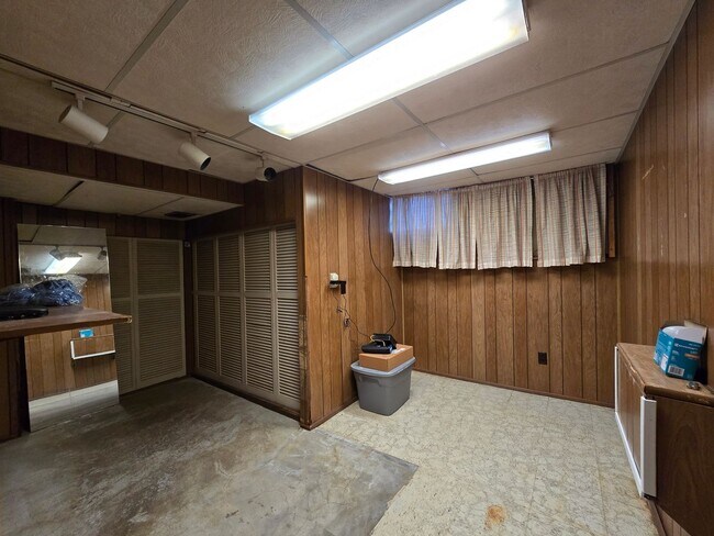 Building Photo - Hidden Gem - 4 Beds | 2.5 Baths | 2-Car Ga...