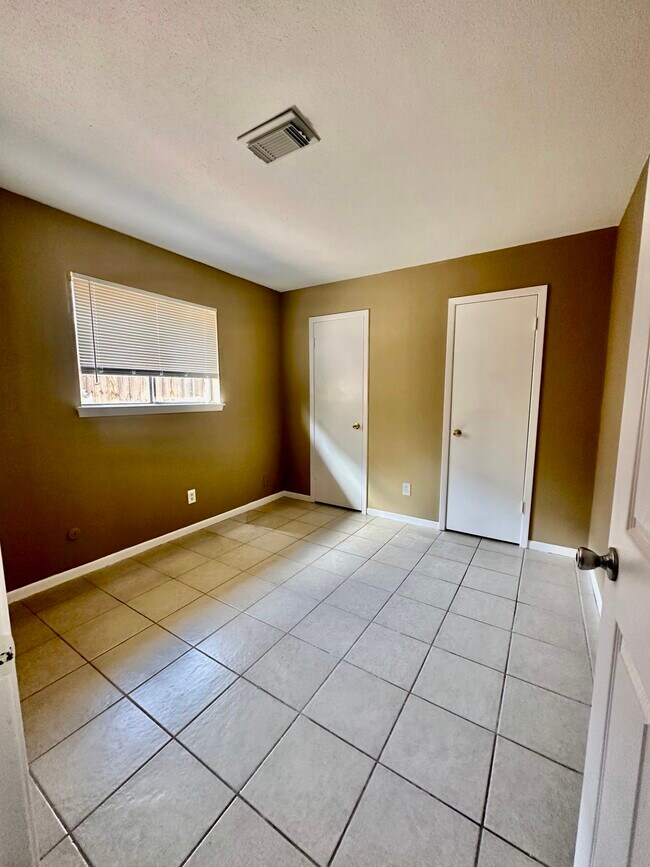 Building Photo - 2526 Valley Forest Dr