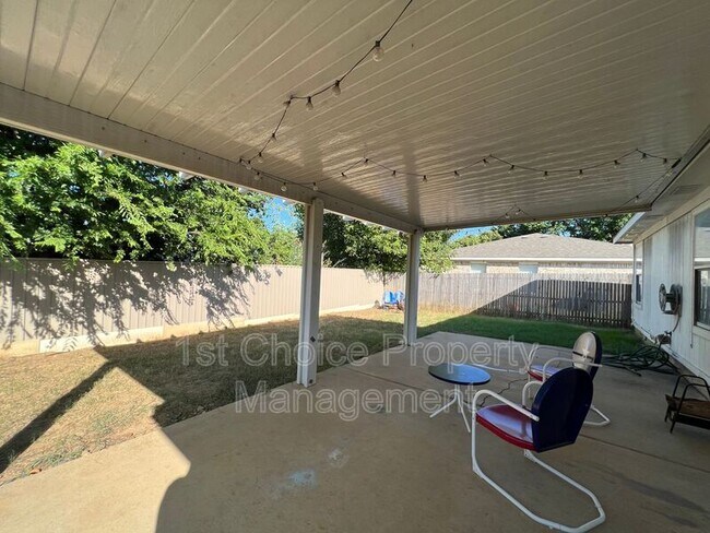 Building Photo - 7904 Fox Chase Dr