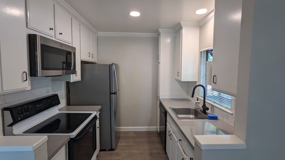 Kitchen - 905 W Middlefield Rd