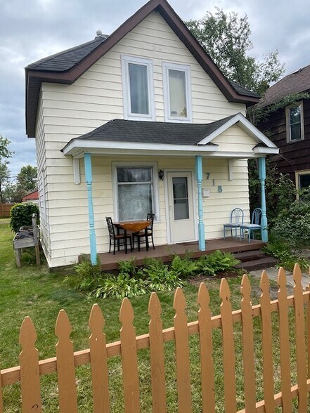 Building Photo - 718 3rd St SE