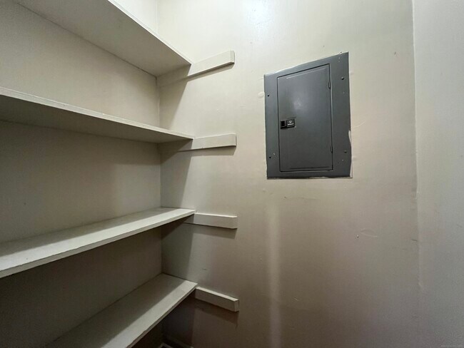 Building Photo - 19 Divinity St