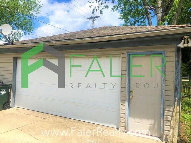 Building Photo - Show-stopping rental available - Lots of S...