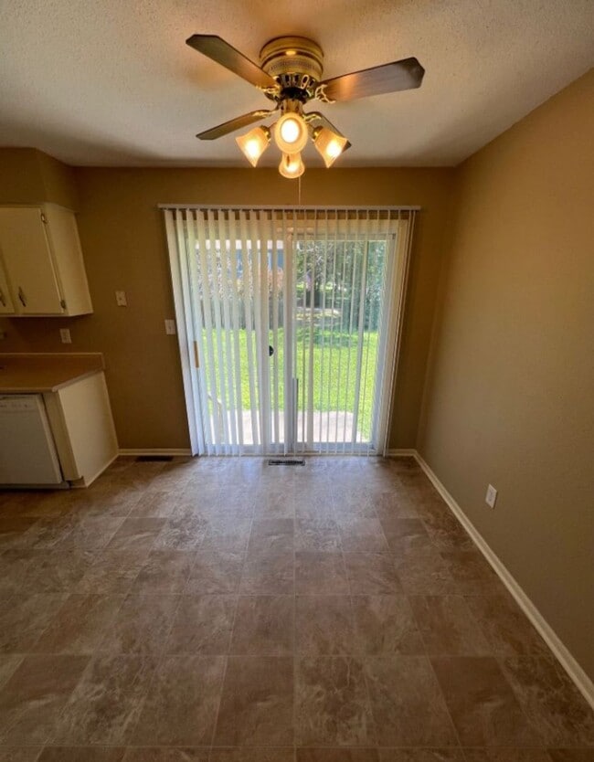 Building Photo - Spacious Split Level Duplex in Lee’s Summit!