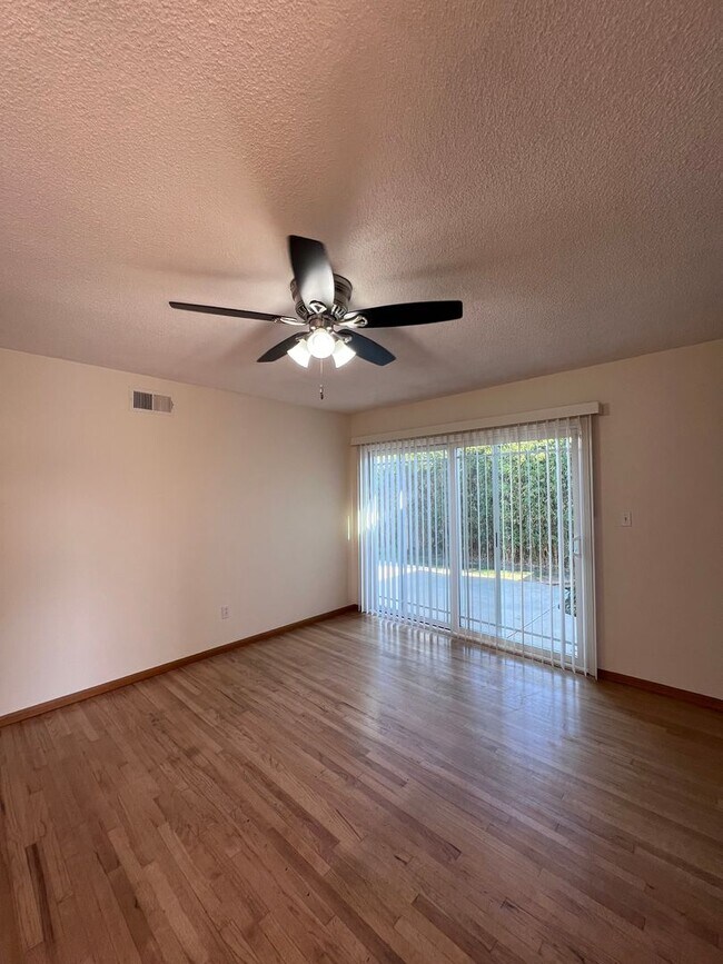 Building Photo - 5051 Dubois Dr
