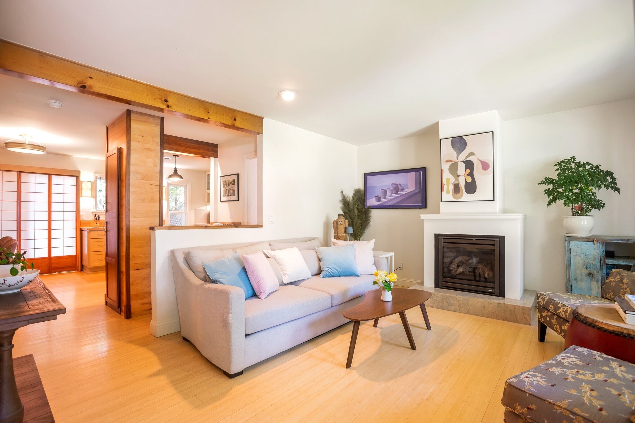Main level living space - 3870 Broadway St
