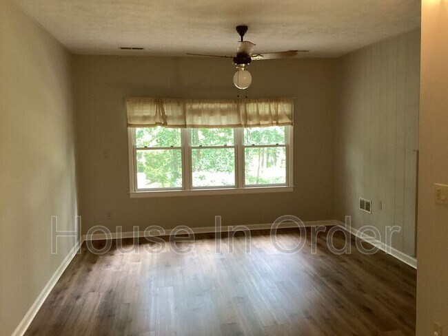 Building Photo - 24 Glen Cove Rd