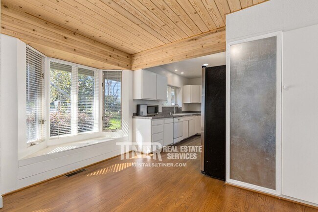 Building Photo - Fair Oaks Village Charmer