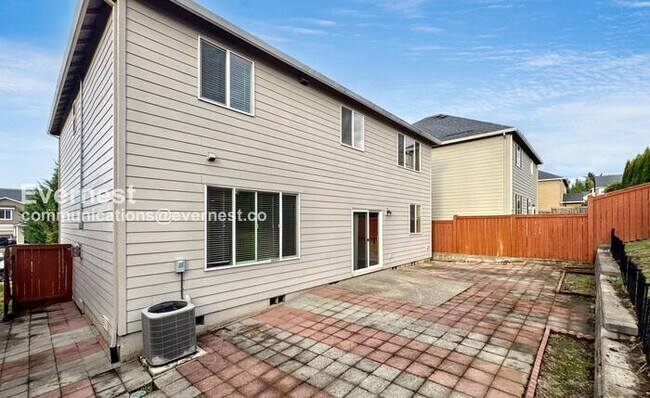Building Photo - 5 Bed/3 Bath Home with Garage & Fenced Yar...