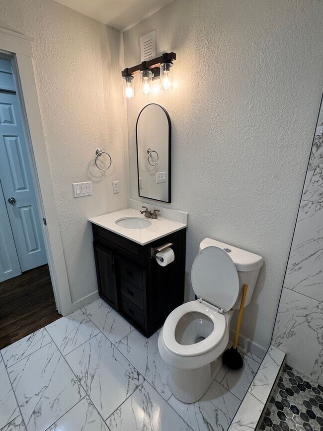 Building Photo - Beautiful 3 bed, 2 bath home with open lay...
