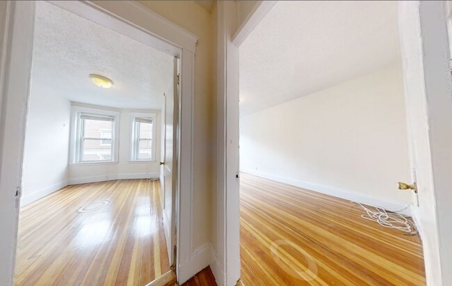 Building Photo - 8 Barrows St