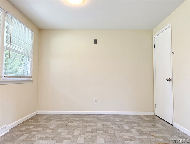 Building Photo - 220 Garden Pkwy