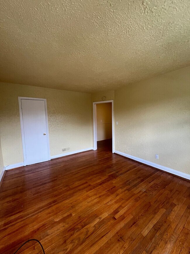 Building Photo - Beautiful 3 Bedroom 2 Full Bathroom Town Home Belair Edison