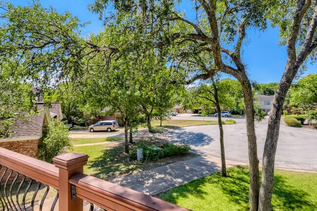 Building Photo - 4BD/3BA HOME IN SHADY HOLLOW ON CUL-DE-SAC!