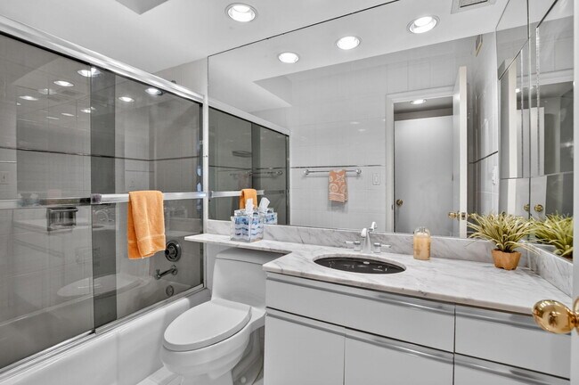 Building Photo - 1021 Hillsboro Mile