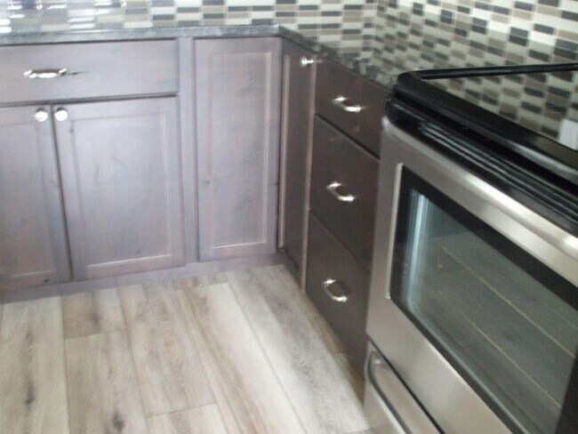 Building Photo - Beautiful  4 bed, 2.5 bath 2 car with extra deep bay and an additional office