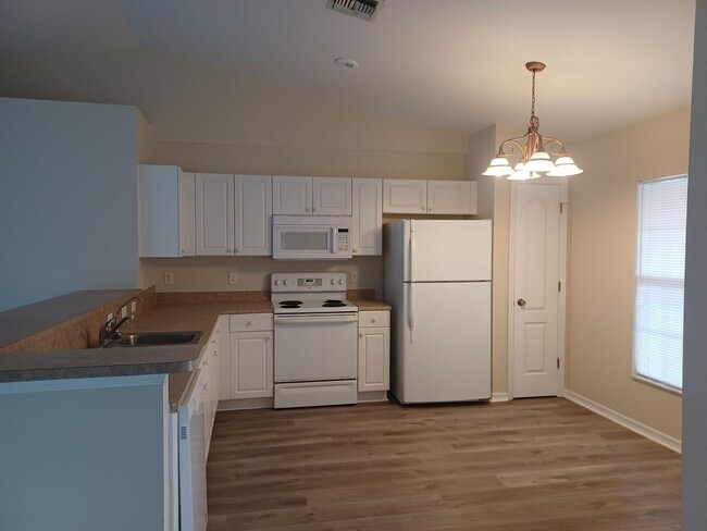 Building Photo - 3/2 with laminate flooring throughout