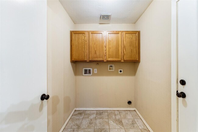 Building Photo - 5622 Village Park Dr