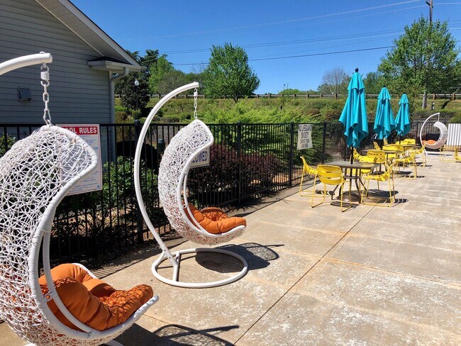 Building Photo - 3 Bedroom Apartment in University Village