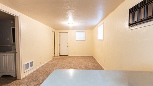 Building Photo - 725 N 10th Ave