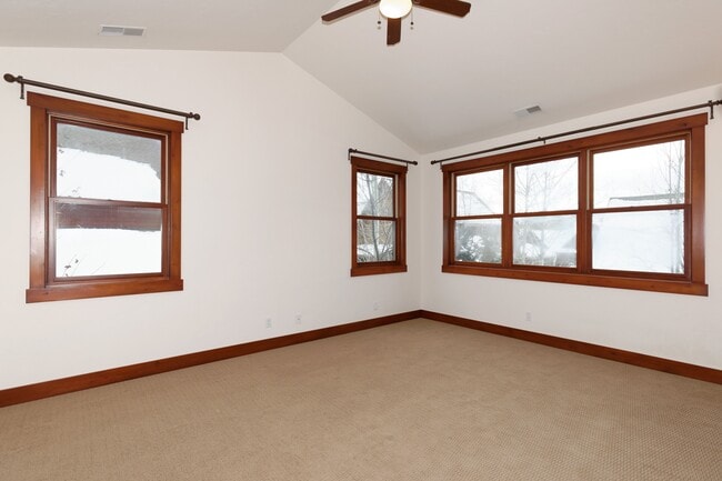 Building Photo - 210 Juniper Ct