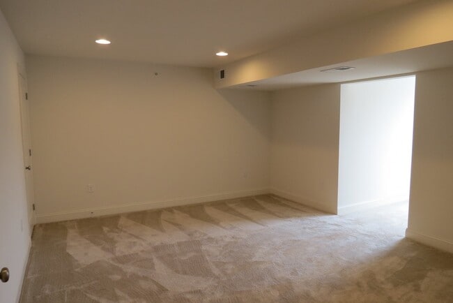 Building Photo - Beautiful Penn Square Townhome in Lansdale...