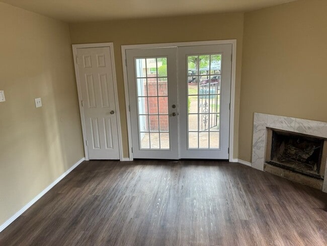 Building Photo - For lease! Well-located 1 bed, 1 bath condo with access to a community pool and a covered parking...