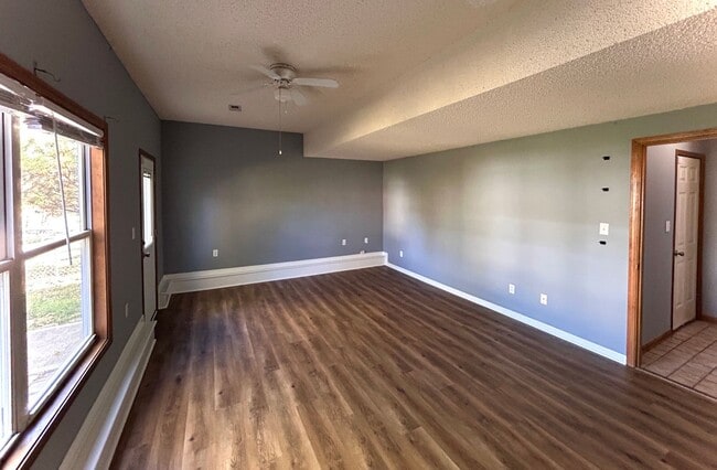 Building Photo - COMING SOON- 3bd/2bath Home North of the R...