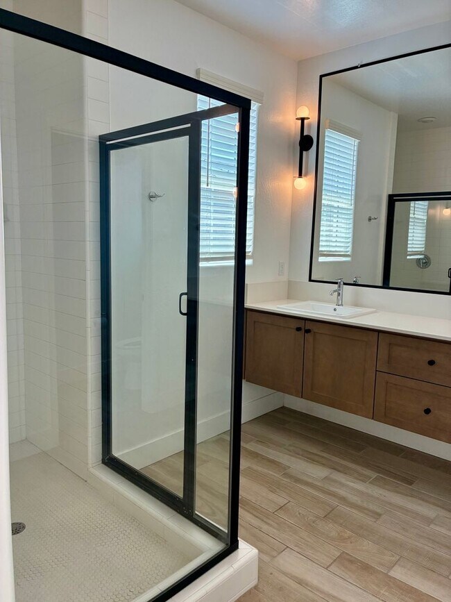 Building Photo - 2846 E Tamarind Dr