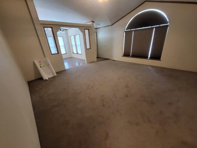 Building Photo - 200 Valley View Dr