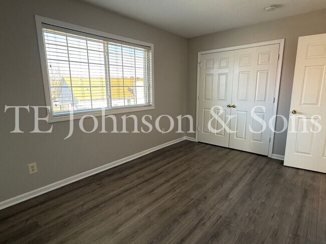 Building Photo - Spacious 4 Bedroom Home with Modern Comfor...