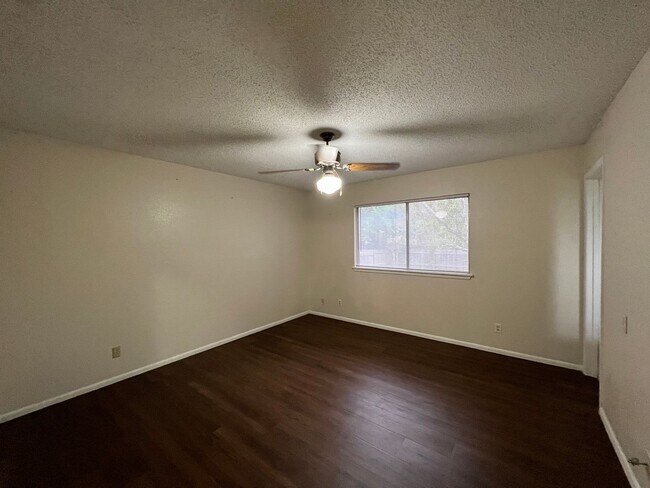 Building Photo - LOVELY 3 BEDROOM 2 BATH HOME IN NORTH EAST...