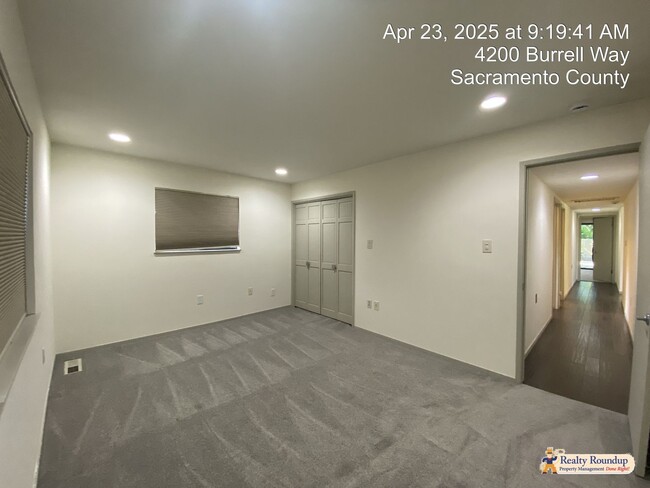 Building Photo - Sprawling Ranch with Open Floorplan & Exce...
