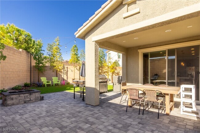 Building Photo - 10331 Western Pine Ave