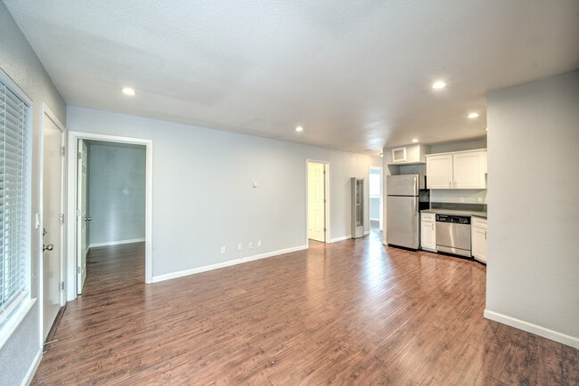 Building Photo - 530 24th St