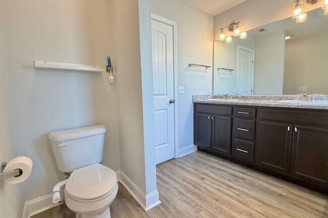 Building Photo - AVAILABLE NOW! (Pet Friendly)