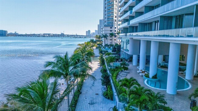 Building Photo - 700 NE 24th St