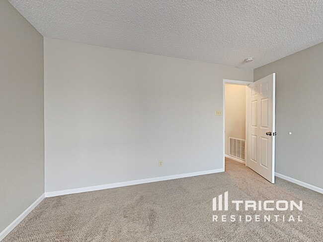 Building Photo - 5977 Porchester Pl