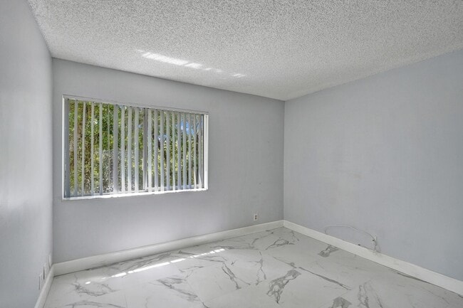 Building Photo - Renovated and Updated 2 Bed, 2 Bath Condo ...