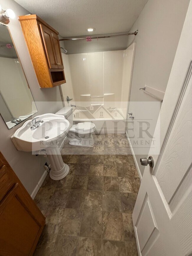 Building Photo - 504 N Westwood Dr