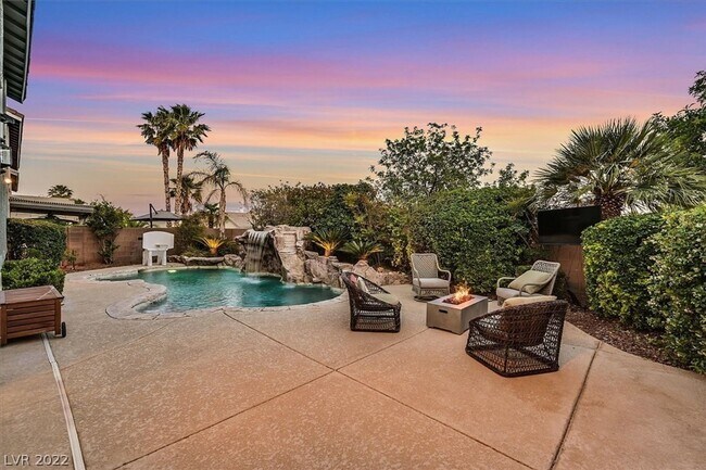 Building Photo - **COMING SOON** UPGRADED 5BD/3.5BA SUMMERLIN HOME W/ POOL!