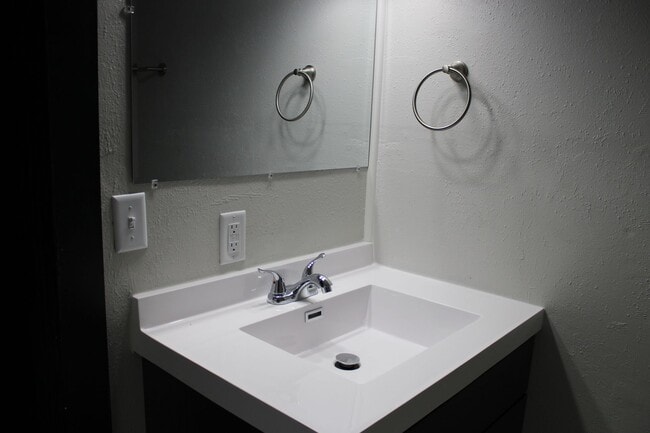 Building Photo - 605 E River Ave