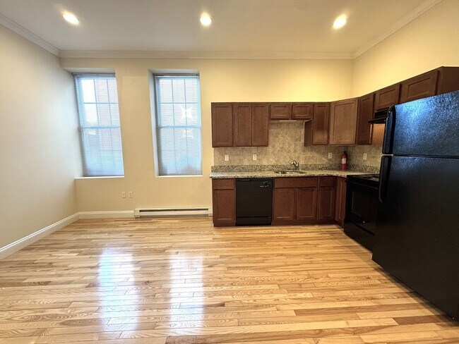 Building Photo - 3 Main St