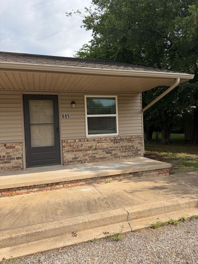 Building Photo - 603 E Eufaula St