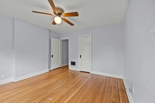 Building Photo - 925 Thomas Rd