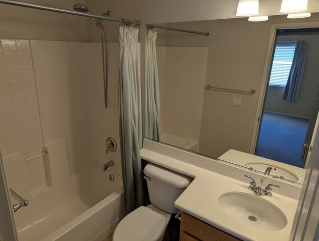 Building Photo - 3 Bedroom - 2.5 Bathroom Townhome in Scrip...