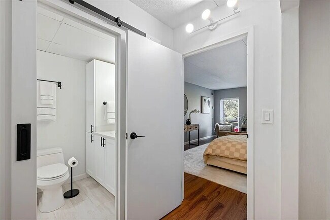 Building Photo - Comfortable and Spacious Rental Opportunity