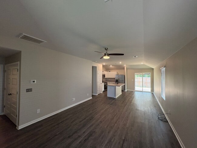 Building Photo - 3 bed, 2 bath available for rent now!