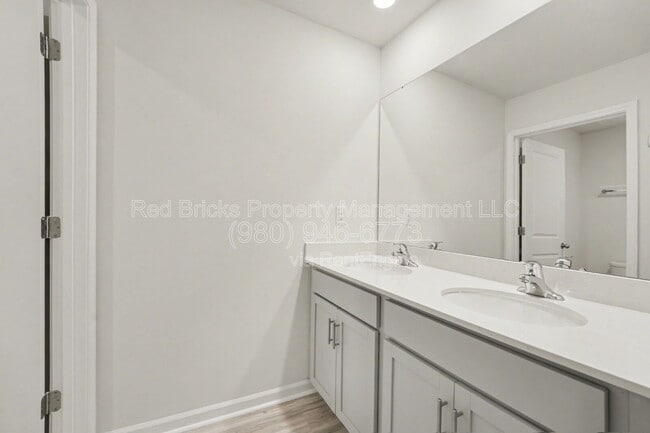 Building Photo - 136 Mdw Vw Dr