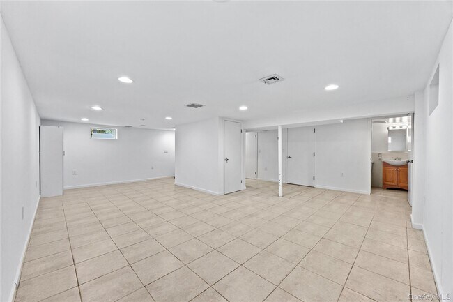 Building Photo - 164-31 Underhill Ave